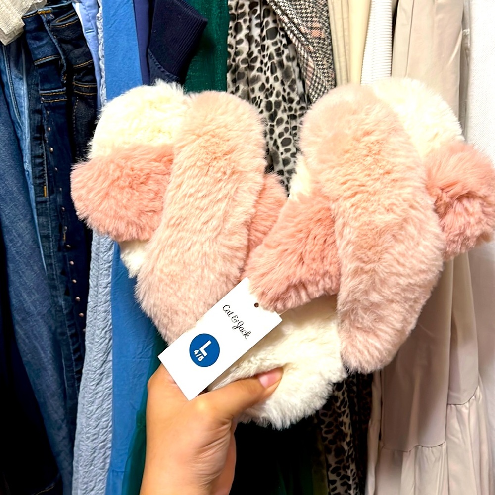 ❗️SOLD❗️Pink and White Fuzzy slippers